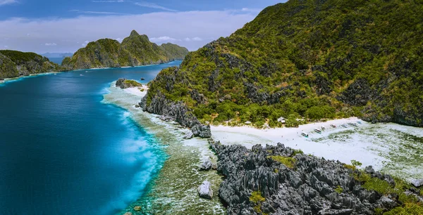 Aerial panoramic view of karst sharp cliffs of limestone island on adventures tour of El Nido, Palawan, Philippines — Stock Photo, Image