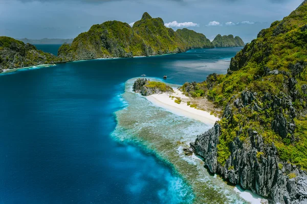 Scogliere carsiche calcaree di Matinloc e Isole Tapuitan e stretti tra Palawan, Filippine — Foto Stock