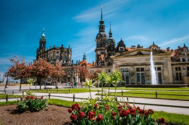 Dresden, Almanya. Tarihsel şehirde bahar sahnesi, Saksonya Dresden Şatosu 'nun ikamet kralları, İlkbahar mevsiminde Katholische Hofkirche