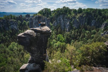 Ferdinandstein, ünlü Bastei ulusal parkında tanınmayan dağcı Sakson İsviçre, Almanya. Bahar mevsiminde güzel kum taşı oluşumu aktif macera seyahati