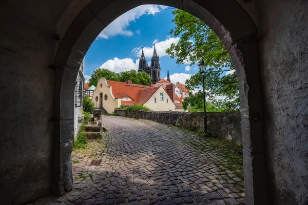 Arch kapu a középkori Meissen óváros gyönyörű Albrechtsburg vár a háttérben. Dresden, Szászország, Németország. Napsütéses nap az tavaszi szezonban — Stock Fotó