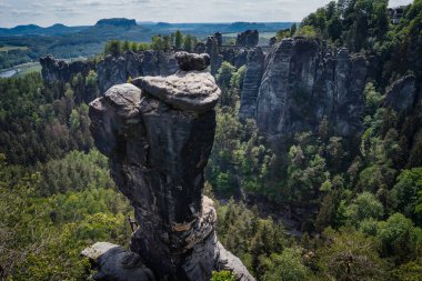 Ferdinandstein ünlü Bastei Ulusal Parkı Sakson İsviçre, Almanya 'da. Bahar mevsimi macera yolculuğunda güzel kum taşı oluşumu