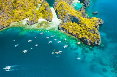 Palawan, Filipinler 'deki büyük lagünün girişi. Tropikal Miniloc adasının doğal manzarası