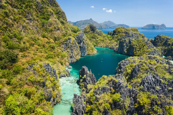 El Nido, Palawan, Filipinler, güzel büyük göl manzarası ve orman kireçtaşı kayalıkları