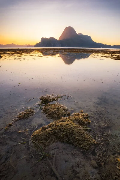 El Nido Abenteuer, wunderschöne Insel Cadlao bei Sonnenuntergang bei Ebbe mit Oberflächenreflexion. Insel Palawan, Philippinen — Stockfoto