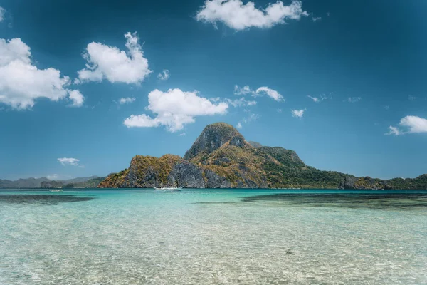 El Nido Körfezi, güzel Cadlao Adası, okyanus mavisi göl ve güneşli bir tatil gününde yelkenli, Palawan, Filipinler