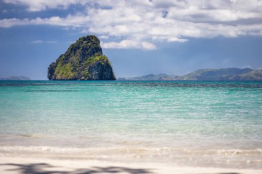 El Nido, Palawan, Filipinler. Açık okyanus ve bulutlarda tropikal kayalık ada