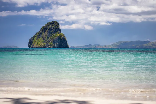 El Nido, Palawan, Filipíny. Tropické vyčnívající skalnatý ostrov v otevřeném oceánu a oblačnosti — Stock fotografie