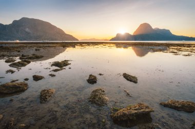 El Nido, güzel Cadlao adası. Gün batımında, alçak gelgitte, yüzeyde yansımasıyla. Palawan Adası, Filipinler