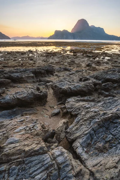 Wyspa Palawan, Filipiny. El Nido raj miejsce z piękną wyspą Cadlao o zachodzie słońca z skalistym wybrzeżu przez odpływ — Zdjęcie stockowe