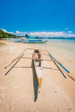 Filipinler sahili - El Nido, Palawan adasındaki Corong Corong sahilindeki Banca teknesi
