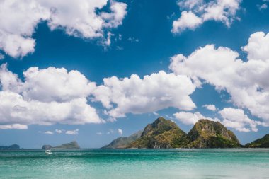 El Nido, Palawan, Filipinler. Tropik Las Cabanas Sahili 'nde dağlar, bulutlar ve okyanus gölü