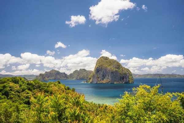 Tropik Palawan 'ın panoramik manzarası ve ufuktaki eşsiz Pinagbuyutan adası. El Nido-Filipinler Güneydoğu Asya Bacuit takımadaları — Stok fotoğraf