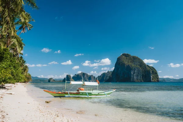 Turism ö hoppning båt nära Las Sandy Cabanas stranden, El Nido, Palawan, Filippinerna — Stockfoto