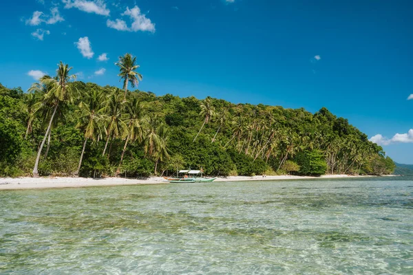 Barco turístico en la playa de arena aislada tropical con palmeras de coco en El Nido, Palawan, Filipinas — Foto de Stock