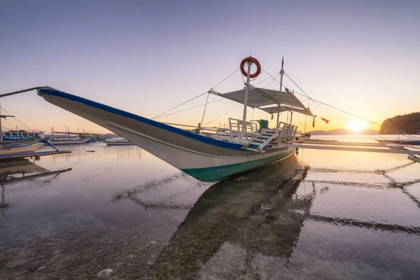 Viaje de barco longo banca em Corong praia corong, brilho brilho brilho do pôr-do-sol. El Nido, Filipinas — Fotografia de Stock