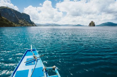Filipinler, El Nido, Bacuit takımadalarını keşfeden egzotik adalar arasında mavi okyanusun üzerinde hoplayan adalar.
