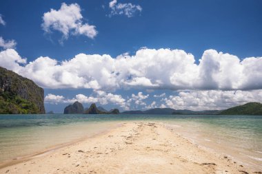 Ada arasında açık denizde kumsalda. El Nido, Palawan, Filipinler