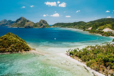 El Nido, Palawan 'daki Las Cabanas güneşli plajının insansız hava aracı görüntüsü