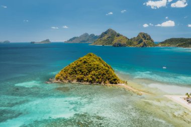 El Nido, Palawan 'daki Las Cabanas sahilinin insansız hava aracı görüntüsü.