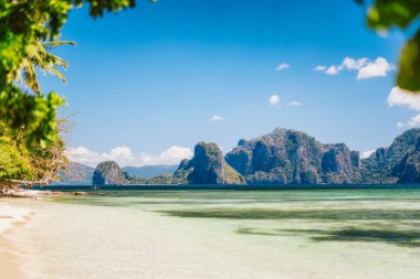 Dolog sahilinden güzel manzara, El Nido, Palawan adası, Filipinler. Arka planda dağ sırtı