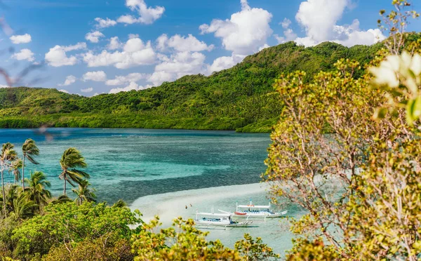 El Nido, Palawan, Filipinas. Snake Island bahía azul con barcos tradicionales amarrados en excursión de día — Foto de Stock