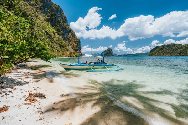 Nido Palawan Filippinerna Båt Förtöjd Vid Tropisk Ensamhet Avskild Strand — Stockfoto