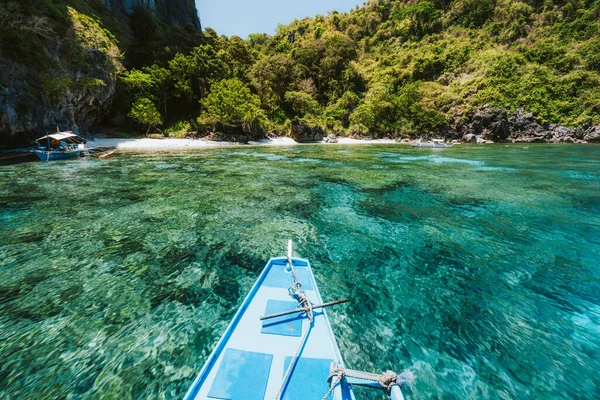 Výlet Turistické Lodi Modré Mělké Vodní Laguny Objevte Objevování Jedinečné — Stock fotografie