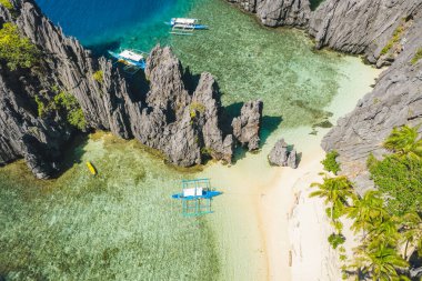 El Nido, Palawan, Filipinler, Secret Lagoon plajında teknelerve karst sahne havadan görünümü