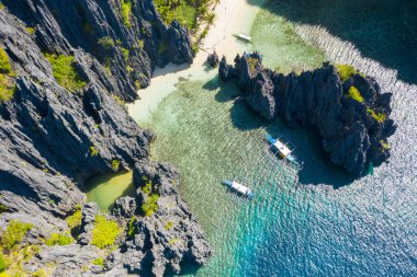 El Nido, Palawan, Filipinler, Gizli Göl Sahili 'ndeki kayalıklar ve kayalıkların hava manzarası