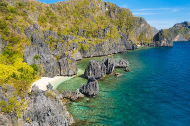 El Nido, Palawan Adası. Gizli göl ve kireç taşı kayaları. Filipinler 'deki ünlü tropikal plajda Rocky oluşumları
