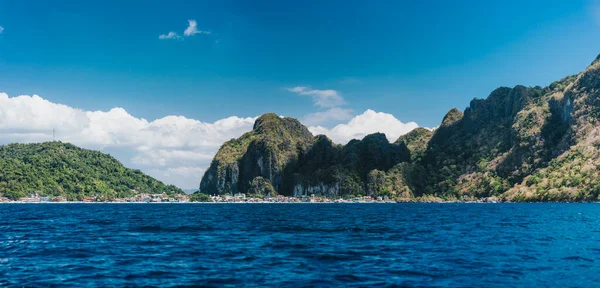 Wioska El Nido i góry z odległości oceanu. Piękna wakacyjna sceneria. Palawan, Filipiny — Zdjęcie stockowe