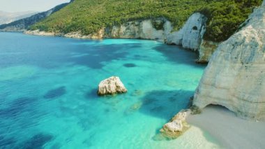 Turkuaz deniz suları ve yaz aylarında Yunanistan 'daki Mavi Mağara Sahili' ndeki beyaz kayalıklar.