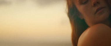 Yumuşak günbatımı ışığında çağdaş dans performansı sırasında kadın yüzüne yakın çekim.