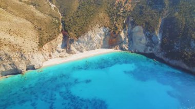 Beyaz kayalıklar turkuaz bir körfezin üzerinde yükseliyor ve Yunanistan 'ın Kefalonia adasındaki tenha plajlar.