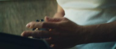 Atış poligonu hazırlıkları sırasında şarjöre mermileri elle doldurun.