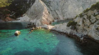 Kefalonia Yunanistan 'da zümrüt suları olan kayalık körfez yakınlarındaki bir havacı..