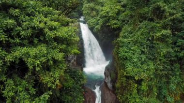 Kosta Rika 'da yağmur ormanlarıyla çevrili güçlü La Paz şelalesinin hava manzarası.
