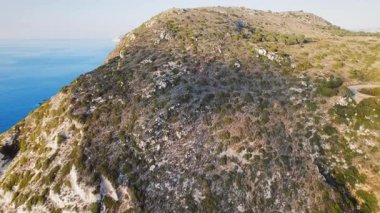 Kefalonia adasındaki İyon Denizi 'ne bakan kuru ve kayalık bir tepe manzarası..