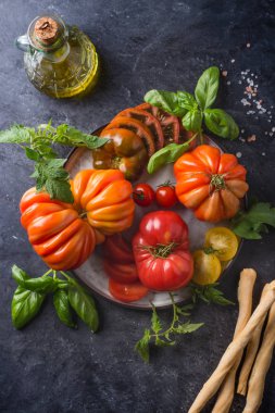 Domates salatası veya aperatifler için otlar ile farklı türde.