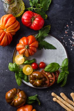 Domates salatası veya aperatifler için otlar ile farklı türde.