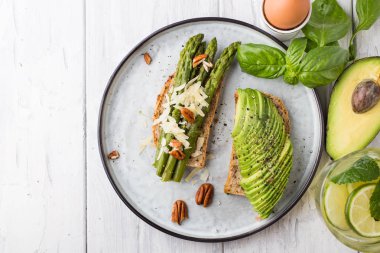 Kuşkonmaz ve avokado sandviç