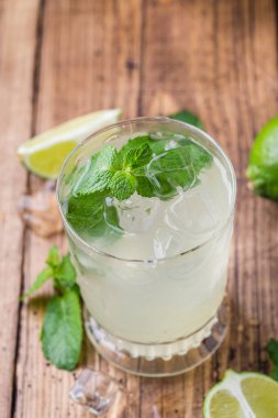 Taze yaz limonata. Soğuk mojito