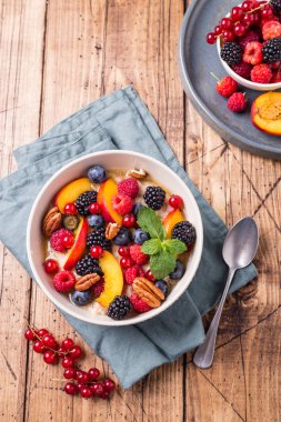 Yulaf lapası kase çilek ve ballı