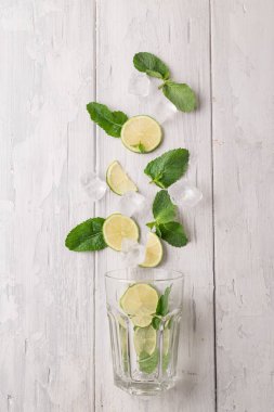 Taze yaz limonatası. Üstte görüntü