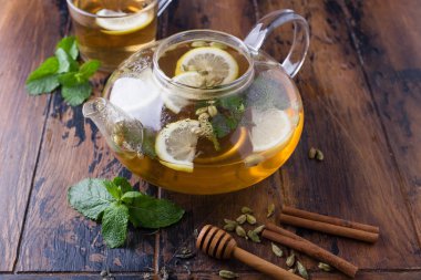 sağlıklı Çaydanlık ve çay yaprakları