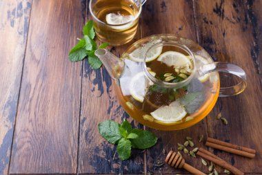 sağlıklı Çaydanlık ve çay yaprakları