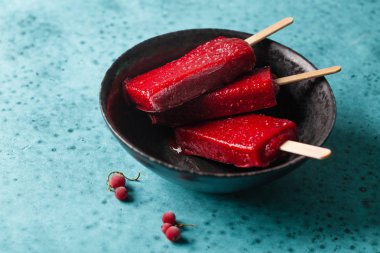 Kırmızı çilekli dondurma. Soğuk, tazele