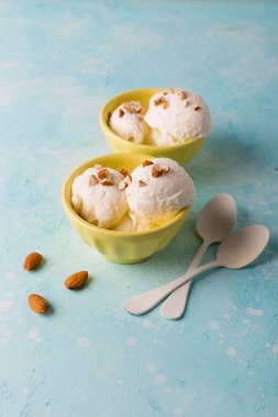 Nane ve Badem ile Organik Vanilyalı Dondurma