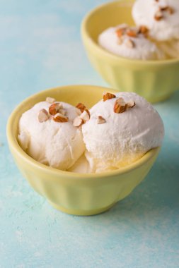 Nane ve Badem ile Organik Vanilyalı Dondurma